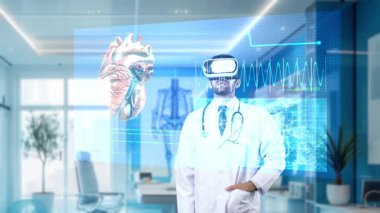 Profesyonel doktor kalp hologramının başında duruyor ve sanal gerçeklik gözlüğü kullanarak insanlarla iletişim kurarken kalp teşhisi hakkında konuşuyor. Tıbbi veriler hakkında bilgi paylaşan yetenekli bir tıp çalışanı. Aygıt.