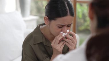 Destekleyici ve rahatlatıcı eller depresif hastayı neşelendiriyor ya da empati kurarak stres yapıyor. Psikolog, Vivancy Kliniği 'nde stresli ve üzgün bir hastaya güven veriyor..