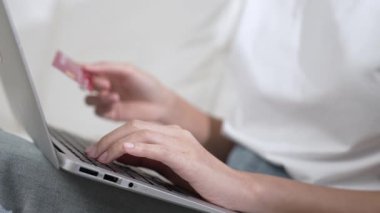 Kadın alışverişi ya da internet pazarında online ödeme modern yaşam tarzı için satılık eşyalar arıyor ve canlı siber güvenlik yazılımı tarafından korunan cüzdandan çevrimiçi ödeme için kredi kartı kullanıyor