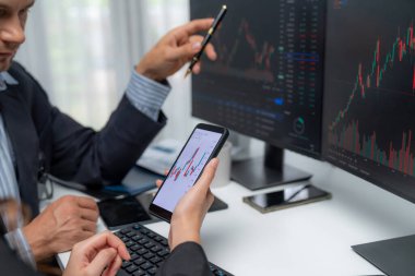 İki iş adamının internet sitesindeki dinamik borsa tartışmalarıyla telefona odaklanmak, modern ofisteki risk verilerine uygulanan gerçek zamanlı döviz kuru yatırımıyla karşılaştırılacak. Varsayım.