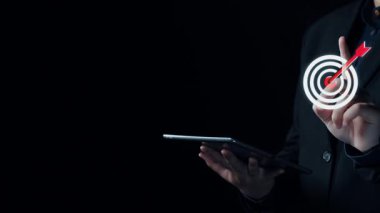 Teknoloji ve pazarlama stratejilerinin entegrasyonunu gösteren, hedef başarıyı ve dijital hedef görselleştirme kavramlarını vurgulayan profesyonel bir iş ortamı. Dörtgen