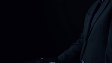 İş adamı küresel pazarlama ve finans konusunda uzmandır. Küresel pazarların karmaşıklığını, stratejileri ve pazarlama erişimini geliştirmek. Küresel finans ve pazarlama UUID 'sinde başarı