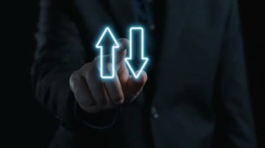 Bu resim, iş büyüme stratejilerini ve başarıyı vurgulayarak, yukarı ve aşağı oklarla kalite artışı ve maliyet azaltma kavramlarının görsel bir temsilini sunmaktadır. Dörtgen