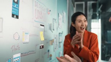 Proje yöneticisi, başarılı projeyi paylaşım fikri, iş planı, yapışkan notlar üzerine pazarlama stratejisiyle birlikte yönetim kurulu önünde kutlamak için iş arkadaşıyla beşlik çaktı. Çeşitli iş grupları. Yönlendirici.