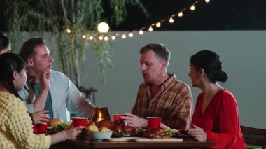 Aile, yıl dönümünü bahçede kutlar. Aile üyeleri akşam yemeğinde yemek yer. Dışarıda kamp yapmak, rahatlamak ve nesiller arası tatlı akrabalarla vakit geçirmek için. Uyumsuzluk.