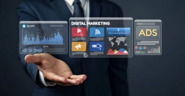 Takım elbiseli bir profesyonel, çeşitli medya araçlarını temsil eden şeffaf simgeler kullanan, büyüme ve katılım stratejilerini ön plana çıkaran modern dijital pazarlama kavramları sunuyor. XDMCP