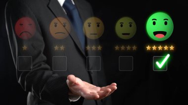 İş adamı müşteri memnuniyet değerlendirmesi verilerini analiz eder ve hizmet kalitesini artırmaya çalışır. Müşteri memnuniyeti ve sadakatini arttırmak için koz değerlendirmeleri. FaaS