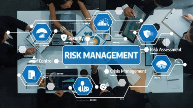 Risk yönetimi stratejileri, veri analizleri, kriz kontrol araçları ve etkili karar verme mekanizmaları üzerinde işbirliği yapan profesyonel bir ekibin üst düzey görüşü. Dostluk