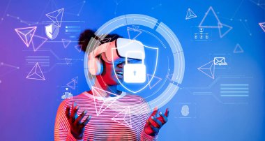 Siber güvenlik ve veri gizliliğine odaklanan sanal gerçeklik deneyimine dalan bir kadın, çevrimiçi güvenlik ve koruma temalarını vurgulayan canlı grafiklerle donatılmıştır. XDMCP