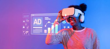 Mutlu genç bir kadın sanal gerçeklik kulaklığıyla dijital pazarlama ve sosyal medya reklamlarının dünyasını yaratıcı veri görselleriyle keşfediyor. XDMCP