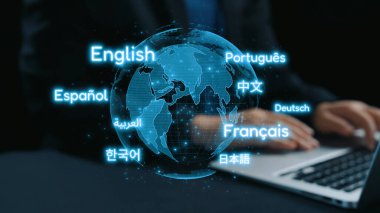 Bu resim, küresel etkileşim için teknoloji ve eğitimde çok dilli iletişimin önemini sembolize eden çeşitli dillerle çevrili dijital bir küreyi gösteriyor. Dörtgen