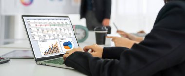 İş veri paneli, pazarlama stratejisi planlaması için iş zekası analizi sunar. Müşteri taleplerini analiz etmek ve iş dünyasının geleceğini önceden görmek için büyük veriler sunulur.