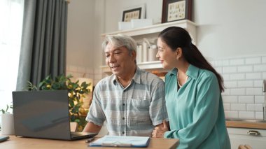 Büyükannem dizüstü bilgisayara bakarken dedemi rahatlatıyor ve destekliyor. Başarılı bir proje ve terfi alıyor. Mutlu kıdemli işadamları iyi haberler alır ve karısıyla konuşurlar. Myrmidon.