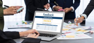 Analizci ekibi yaratıcı ve analitik beyin fırtınası fikri için bilgisayar ekranında BI veri paneli olan yapışkan bir not kullanıyor. Pazarlama stratejisi için finansal veri görselleştirme teknolojisini analiz et. Dahi.