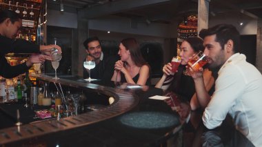 Kokteyl palomasıyla kadeh kaldıran bir çift ve lüks bir barda, canlı sohbetlerde eski moda arkadaşlarıyla Margarita içerken canlı bir gece kulübünde özel bir partiyi kutlayan bir çift. Vinosity.