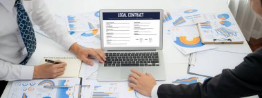 Dijital yasal sözleşme, bilgisayar ekranındaki koşulları ve şartları, gelecekteki ticari hareketlilik anlaşması için çevrimiçi dijital imzaya hazır hale getirir.