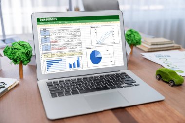 Hesap tablosu bilgi finansal başlangıç kavramı. Çevrimiçi analiz projesi için hesap tablosu belgelerinde veri ve grafikler