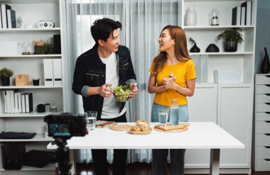 İki şef etkileyiciyle canlı yayında yemek pişirme programı. Video kameradaki özel kayıt için karışık salata ve giyinmeyi öğretiyorlar. Ekmek ekmeği, kepekli meze. İnfobahn.