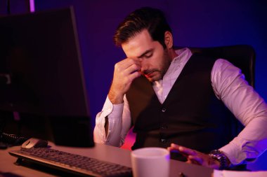 Akıllı iş adamının bitmemiş ürün satış kanalı raporuyla başı dertte. Gece geç saatlerde mor neon ışıklı odada çalışarak uzun süre analiz edilen pazar verileri kavramı. Tahmin et..