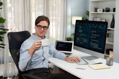 Bilgisayarında online yazılım bulunan kahve fincanı tutan IT geliştiricisi görünümlü kamera, güncellenmiş sürüm uygulaması üzerinde kodlama programı yeni kod sistemi yaratıyor. Bireysel.