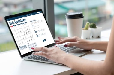 İnternet sitesindeki modish regrition için çevrimiçi aplikasyon rezervasyon takvimi