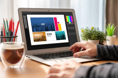 Web sayfasının modern tasarımı ve bilgisayar ekranında gösterilen ticari reklamlar için grafiksel tasarımcı yazılımı