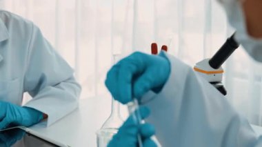 Laboratuvar araştırmacısı yeni bir ilaç geliştirir ya da tedavi eder. Laboratuvar tüpünde renkli kimyasal sıvı kullanır. Bilimsel veya kimya uzmanlığı ve laboratuvar ekipmanları ile sağlık hizmetlerinin teknolojik gelişimi. Katı.