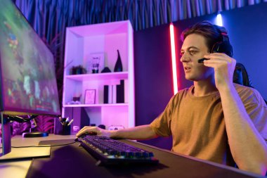 Sunucu kanalı bilgisayar ekranında muptiplayer 'larla Moba' yı oynayan ya da savaş alanında yalnız olan akıllı oyun flaması odaklı. Esport neon dijital ışık odasından canlı yayın yapıyor. Bireysel.