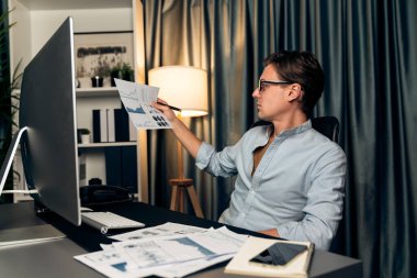 Akıllı iş adamının, şirket toplantısı için müşteri pazarlama analiz kâğıtlarını sunmak için paragraf dinamik veritabanını incelediğini düşünüyorum. Bireysel.