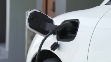 Ev şarj istasyonu, elektronik araç için sürdürülebilir, yenilenebilir enerji kaynağı, modern modern yaşam tarzı için evdeki EV arabaları sağlıyor. Çevre dostu melez elektro ve petrol aracı bataryası.