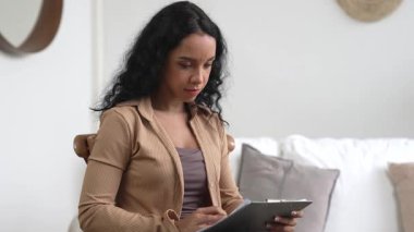 Klinikteki dost canlısı psikolog kadın. Profesyonel portresi, gülümsemesi ve hasta psikoloğunu ziyaret etmesi için elinde bir dosya tutuyor. Deneyimli ve kendinden emin psikolog çok önemli bir uzmandır.