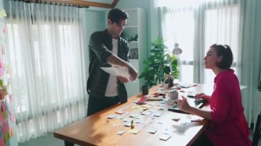 Proje yöneticisi program için tasarıma bakarken ve renk seçimi yaparken akıllı tasarımcının renk paleti tutuş üst görünümü. Yaratıcı logo tasarlarken not alan profesyonel bir iş kadını. Sempozyum.