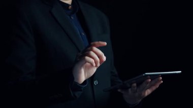 İş adamı çok kanallı stratejileri entegre ediyor, çevrimiçi alışveriş ve pazarlama erişimini artırıyor. Birbirine bağlı marka deneyimleri yaratmak için çok kanallı pazarlamanın gücünü keşfedin. Kullanıcı Kimliği