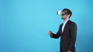 Profesyonel işadamı VR gözlük takarken mali verileri kontrol ediyor. Akıllı proje yöneticisi artırılmış gerçeklik kullanarak pazarlama stratejisi planlarken elini hareket ettiriyor. Aygıt.