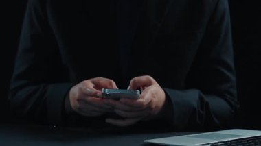 İş adamı B2B peyzajında geziniyor, iş-iş bağlantılarını geliştirmek için kullanım teknolojisi kullanıyor. B2B etkileşimini yeniden şekillendiren keşifler, iş-iş stratejilerinde yenilikleri yönlendiren araçlar. Kullanıcı Kimliği
