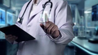 Tıbbi haç hologramına işaret ederken elinde tablet olan doktorlara yaklaş. Profesyonel pratisyen hekimin holograma tıklaması ve teşhis koymak için tıbbi verilere erişmesi. İyileştirici.