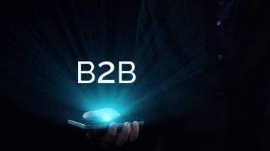 İş adamı B2B peyzajında geziniyor, iş-iş bağlantılarını geliştirmek için kullanım teknolojisi kullanıyor. B2B etkileşimini yeniden şekillendiren keşifler, iş-iş stratejilerinde yenilikleri yönlendiren araçlar. Kullanıcı Kimliği