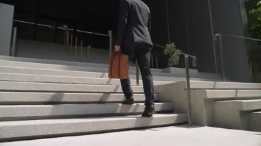 Profesyonel proje müdürünün iş yerine giderken elinde çantayla tren istasyonunda yürüyen yetenekli bir iş adamı. Büyümeyi temsil et, terfi al, yeteneğini arttır. Sevinçli..