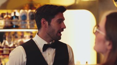 Yakından bakınca gülümseyen zeki barmen arkadaş canlısı sohbet içecek tezgahında VIP müşteriyle konuşmak profesyonel barmen kostümünü karşılamak için harika bir izlenim bırakıyor. Vinosity.