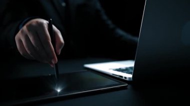 İş adamı küresel pazarlama ve finans konusunda uzmandır. Küresel pazarların karmaşıklığını, stratejileri ve pazarlama erişimini geliştirmek. Küresel finans ve pazarlama UUID 'sinde başarı