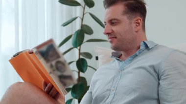 Elinde kahve fincanı olan bir adam, ders kitabı okur, sosyal ve mesleki teknoloji bilgisini arttırır ya da çocukları iyi bir yetişkin olarak yetiştirerek akıllı bir baba olur. Hayat boyu öğrenme konsepti. Uyumsuzluk.