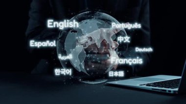 Bir kişi, dijital çağda ileri teknoloji ve yenilikleri gösteren, bir dizüstü bilgisayarında dijital devre ve veri analizlerinin zeminine sahip bir mikroçip tutuyor. Dörtgen