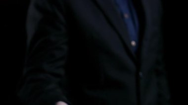Bu resim, iş dünyasındaki kilit performans ölçümlerini vurgulayan parıldayan oklar içeren akıllı telefon ekranı ile kalite ve maliyet arasındaki ilişkiyi gösteriyor. Dörtgen