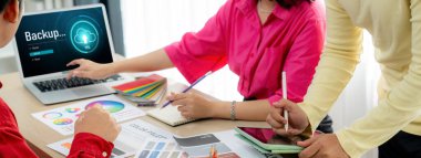 Yedek Depolama Verisi İnternet Teknolojisi İş Konsepti. Veritabanı depolama teknolojisi dosya aktarım paylaşımı, siber, büyük veri bilgileri, internet bankacılığı uygulaması yükleme canlısı