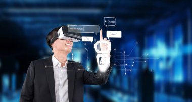 Karizmatik bir genç adam sanal gerçeklik teknolojisini kullanarak dijital etkileşimin ve yenilikçi iletişim çözümlerinin geleceğini gösteren bir yapay zeka sohbet robotu arayüzü kullanır. XDMCP