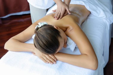 Kafkasyalı kadın müşteri stres önleyici spa masajının keyfini çıkarıyor ve lüks otel ya da oteldeki gündüz açık ortam güzellik salonunda güzellik teniyle eğleniyor. Sessiz.