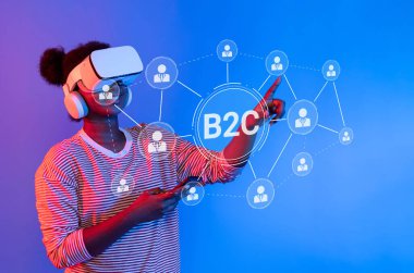 Genç bir kadın, avatarlar ve canlı grafiklerle çevrili B2C dijital bağlantılarını keşfetmek için modern müşteri ilgisini ve teknolojisini gösteren bir VR kulaklığı kullanıyor. XDMCP