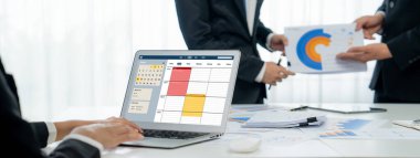 İnternet sitesinde canlı eleştiriler için çevrimiçi aplikasyon rezervasyon takvimi