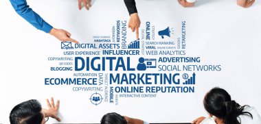 Dijital pazarlama stratejilerinin çeşitli yönlerini analiz eden, sosyal medyayı, markalaşmayı ve analitiği vurgulayan işbirlikçi bir ekibi gösteren dinamik bir sahne. Dostluk