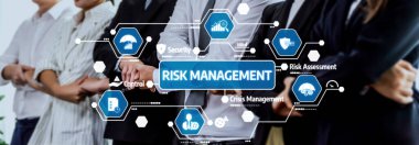 İşbirlikçi bir ortamda risk yönetimi stratejilerine odaklanan profesyonel bir ekip, görsel kontrol, güvenlik ve kriz yönetimi kavramları sergiliyor. Dostluk